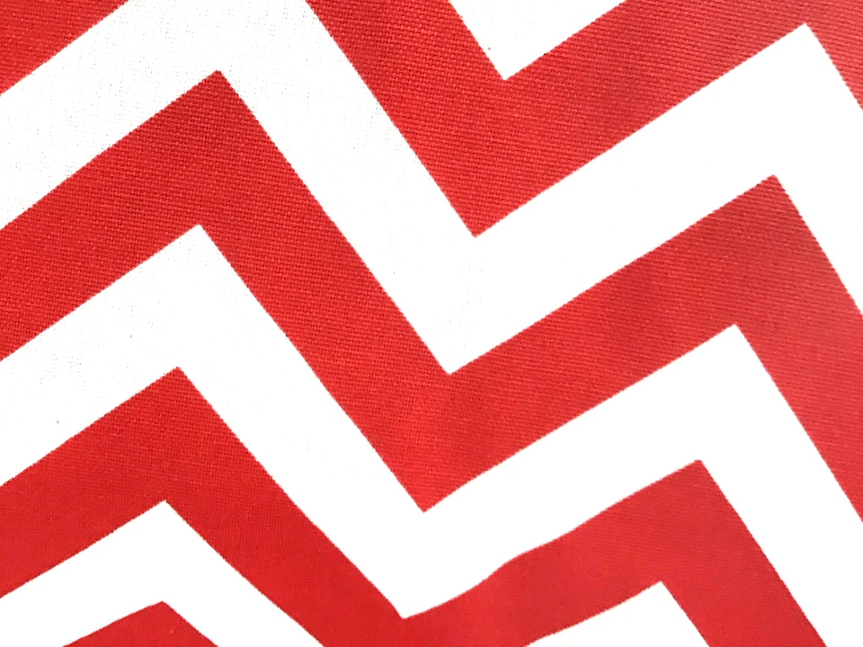Chevron Holiday 户外红色和白色织物 Zig Zag 口红 BTY — 第 3/4 张图片