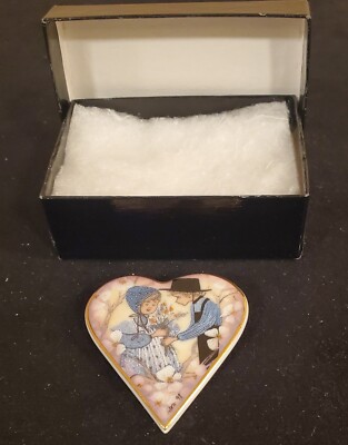 P. Buckley Moss Society  1998 Apple Blossom Love Pin / Brooch / Pendant w /case