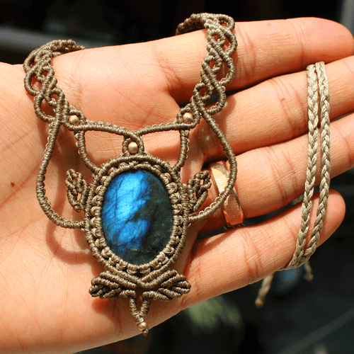 Collana Cristallo Girocollo Macramè Boemia Blu Flash Naturale Fatto a Mano Labradorite - Foto 4 di 10