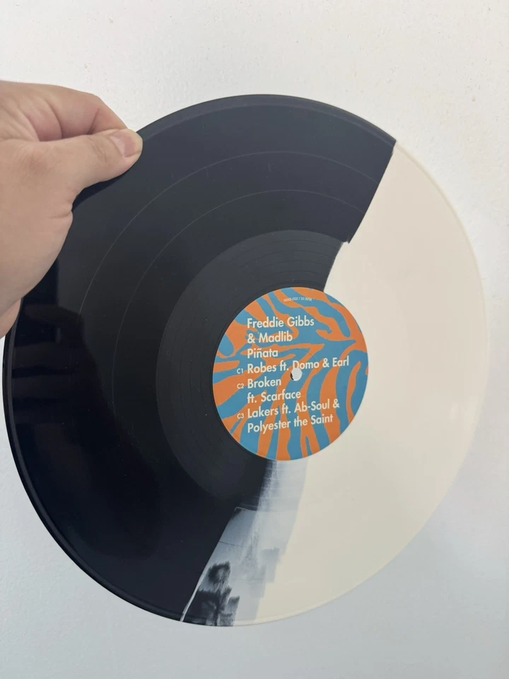 Freddie Gibbs & Madlib - Piñata - Newbury Comics Black/White Split Vinyl - Open Foto 2 de 4