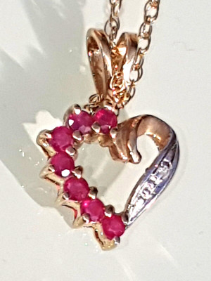 Natürlicher rosa Rubin und Diamant Herz Anhänger an 18'' Halskette 9 kt Gold 375