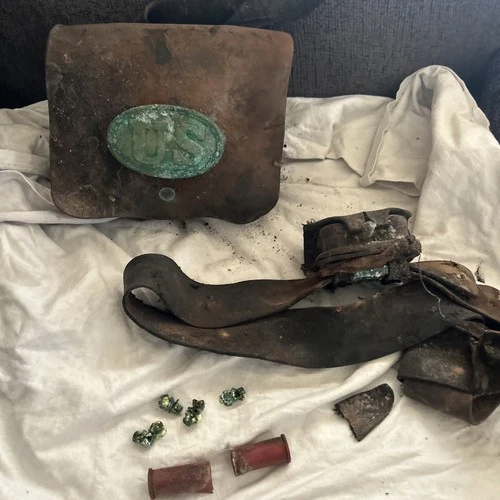 US Civil War Model 1864 Cartridge Box w/Tins - Ammo Pouch bad shape