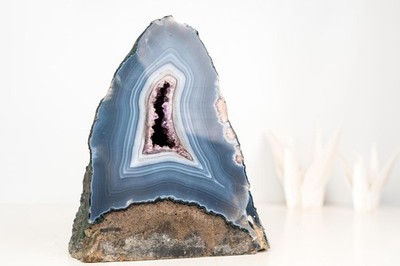 Seltene blau-weiße Spitzenachat Geode mit Amethystkern