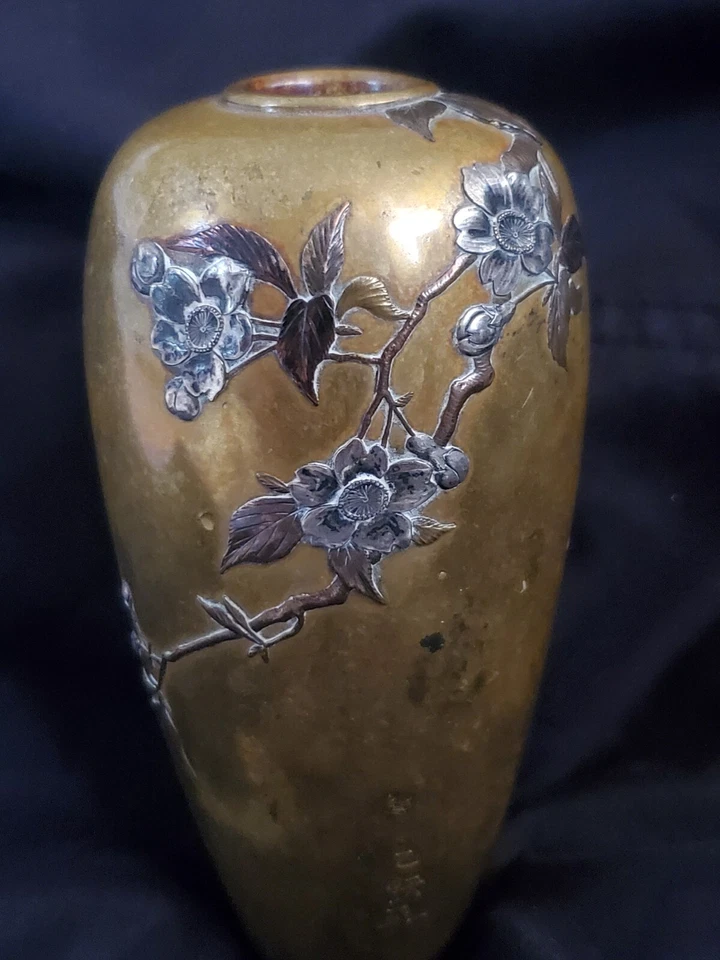 Jarrón japonés de bronce con incrustaciones de metales mezclados en motivo de hoja floral. Acabado Foto 2 de 4