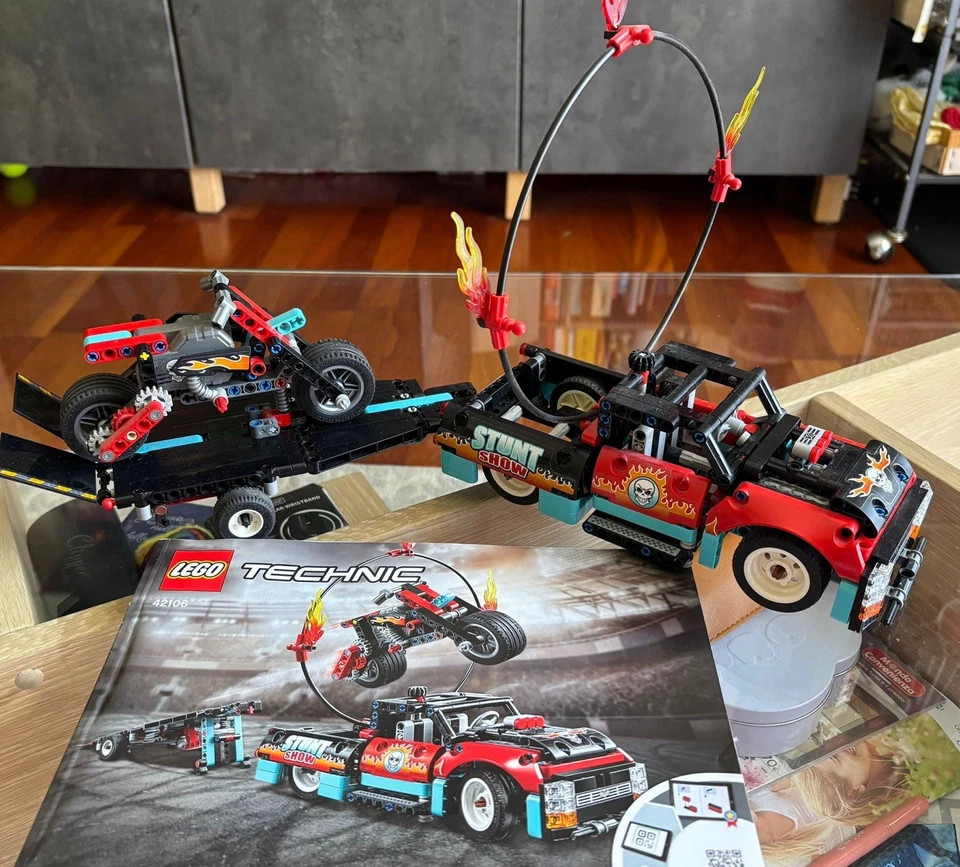 LEGO Technic 42106 Stunt Show Truck & Bike, foto 2 di 2