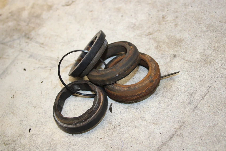 1973 Honda CB350G HEADLIGHT BRACKET RUBBER CUSHIONS Twin W14-1237.ZE - Image 2 of 3