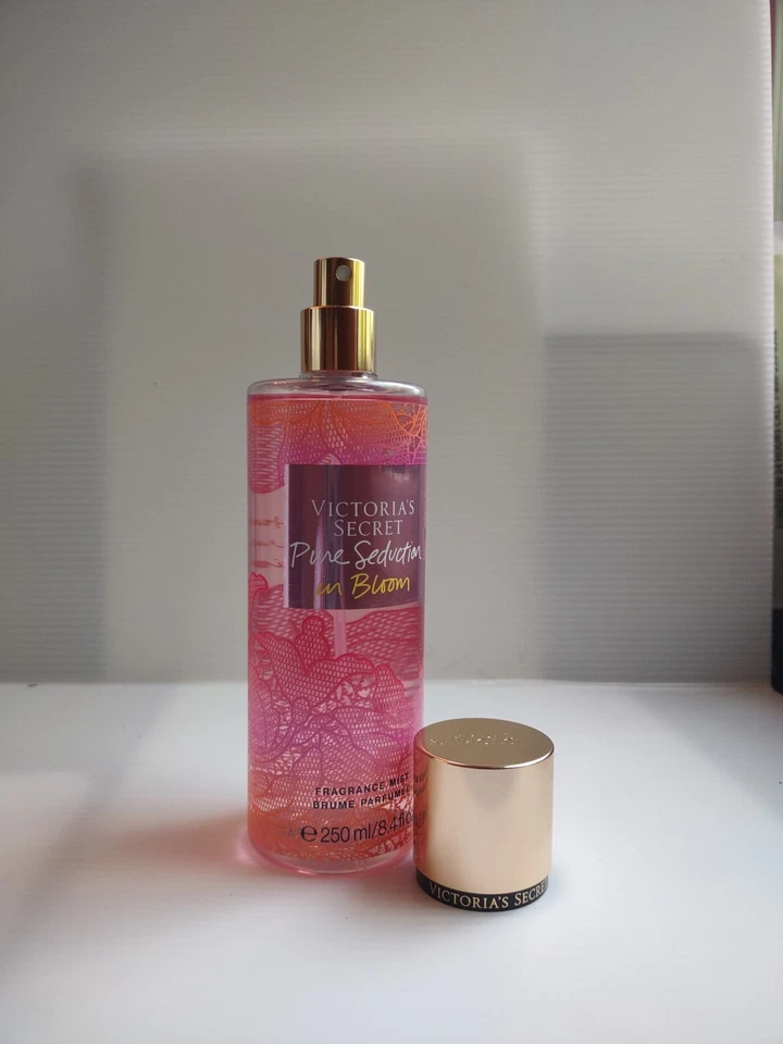 Bruma de fragancia Victoria's Secret Crimson Berries edición limitada 8,4 oz Foto 3 de 4