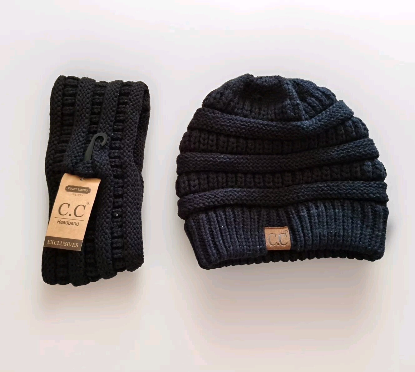 PONY Fascia e cappello marca C.C con foro elastico coda di cavallo nella parte superiore.