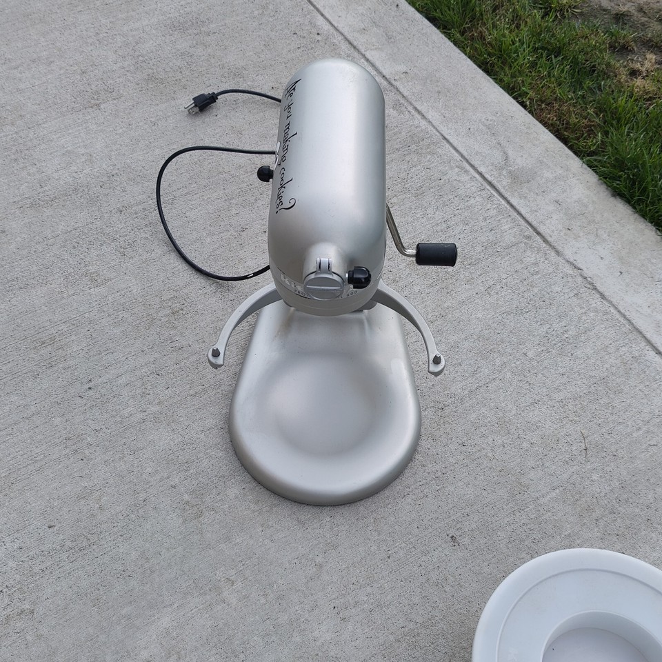 KitchenAid Pro 600 Series Stand Mixer 590 Watt Contour Silver Cookie