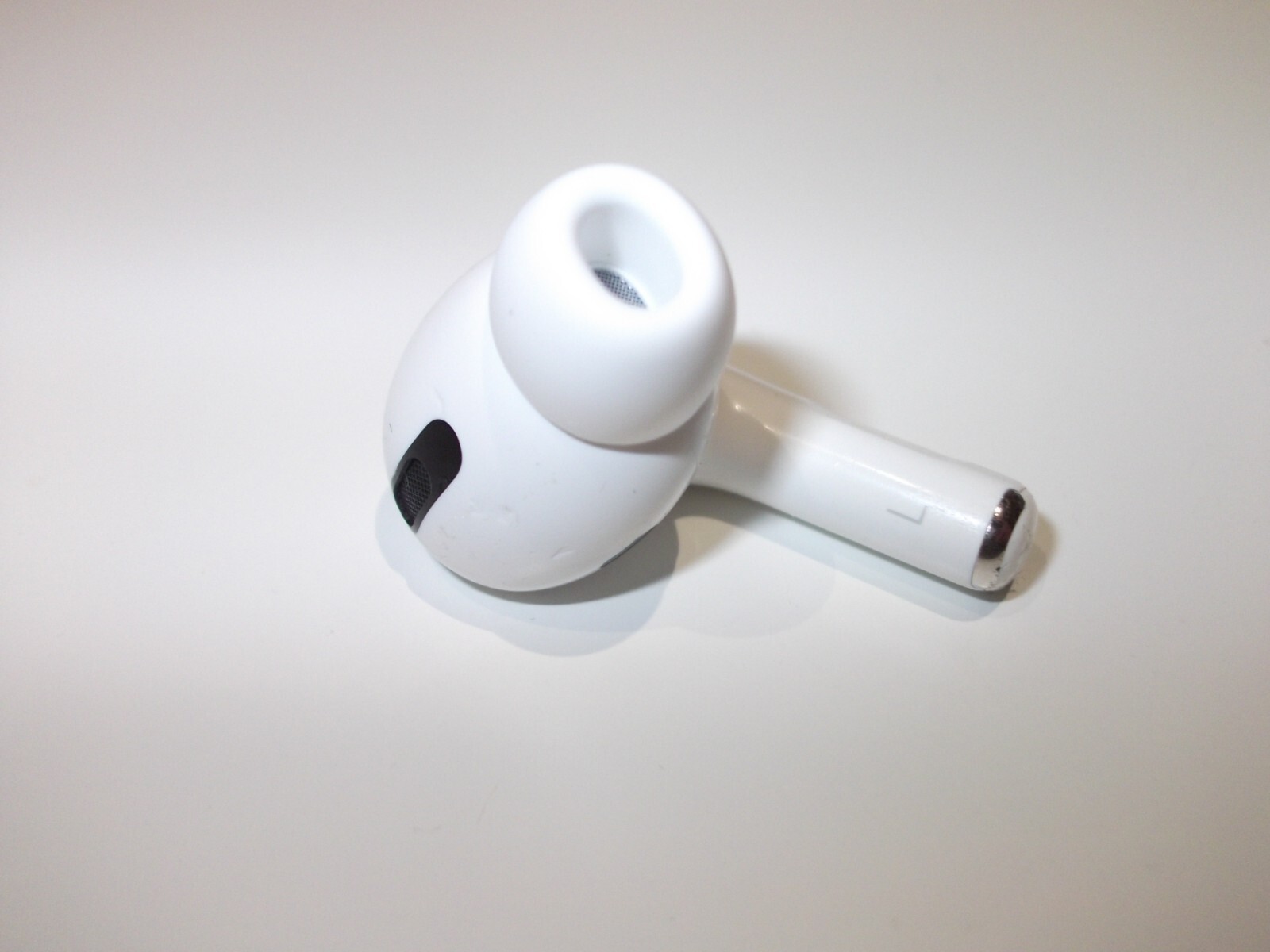 GENUINE Apple Airpods Pro 1st GEN.  Left Ear Airpod Only White A2084 - Marks !!