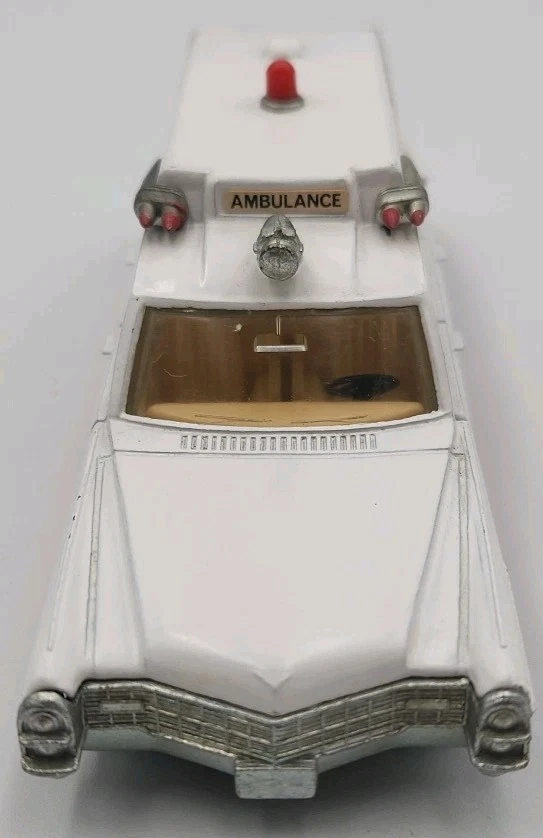 Ambulancia de rescate Cadillac Superior Dinky Toys de colección con paciente en la parte posterior Reino Unido Foto 3 de 4
