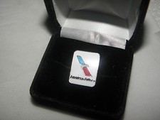 AMERICAN AIRLINES NEW DESIGN LAPEL TACK PIN AA PILOT CHRISTMAS GIFT COLLECTIBLE