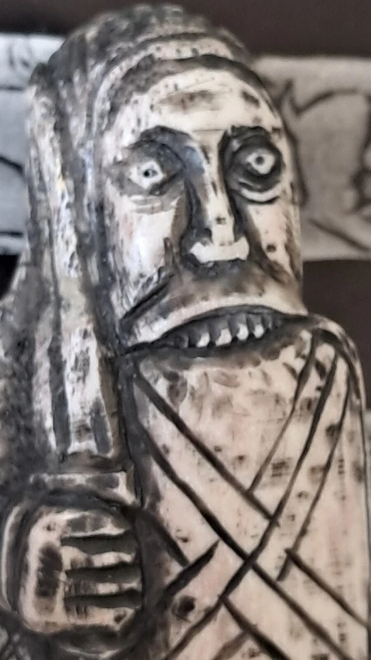 Figura Lewis Chessmen Berserker / Torre - Cuerno de alce tallado a mano ajedrez vikingo Foto 3 de 4