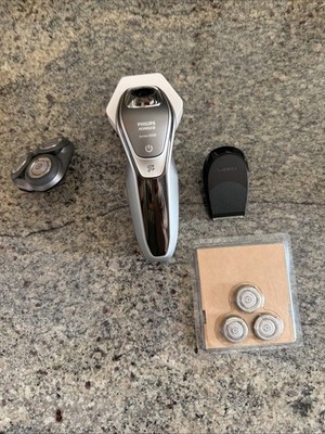 Norelco Phillips Series 5000 Wet/Dry Rechargeable Men's Electric Shaver Bundle
