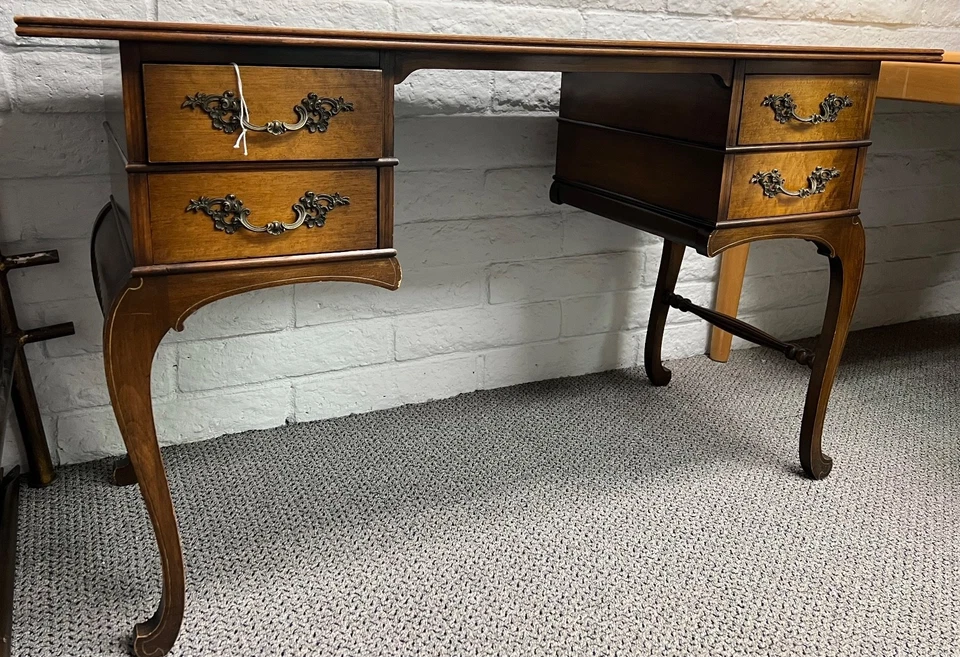 Escritorio antiguo francés de finales del siglo XIX con ojal para la rodilla Foto 2 de 4