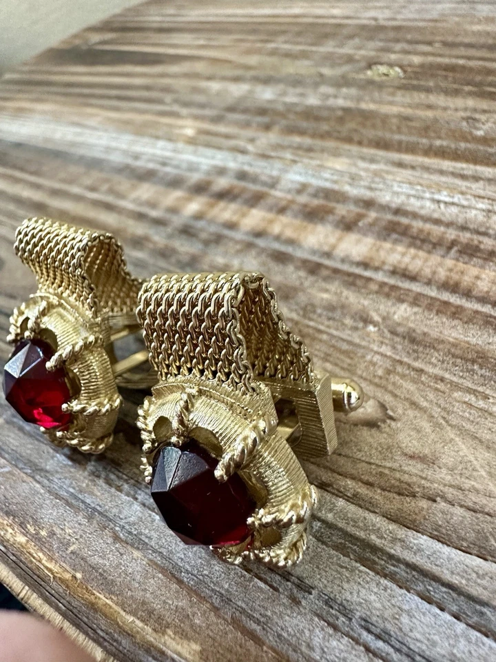 Gemelos Swank Vintage Tono Dorado Malla Envolvente Alrededor con Piedra Lúcida Roja Usados en Excelente Condición Foto 3 de 4