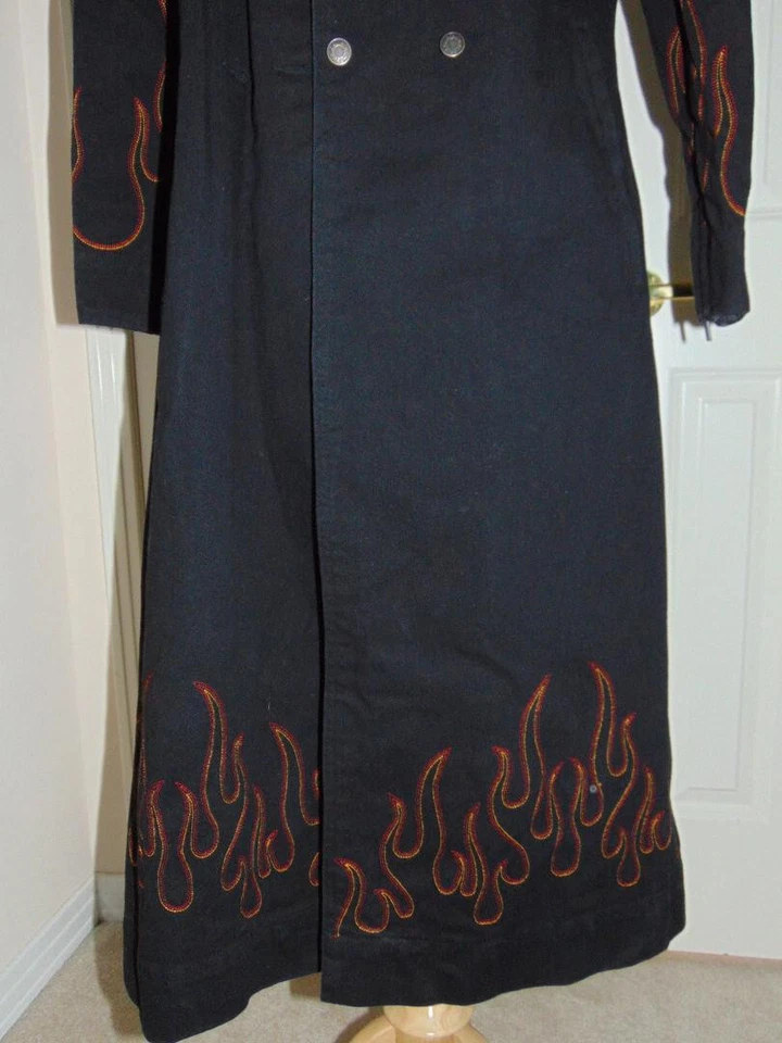 Abrigo plumero Harley Davidson con llamas bordadas.  Abrigo estilo plumero. Foto 3 de 4