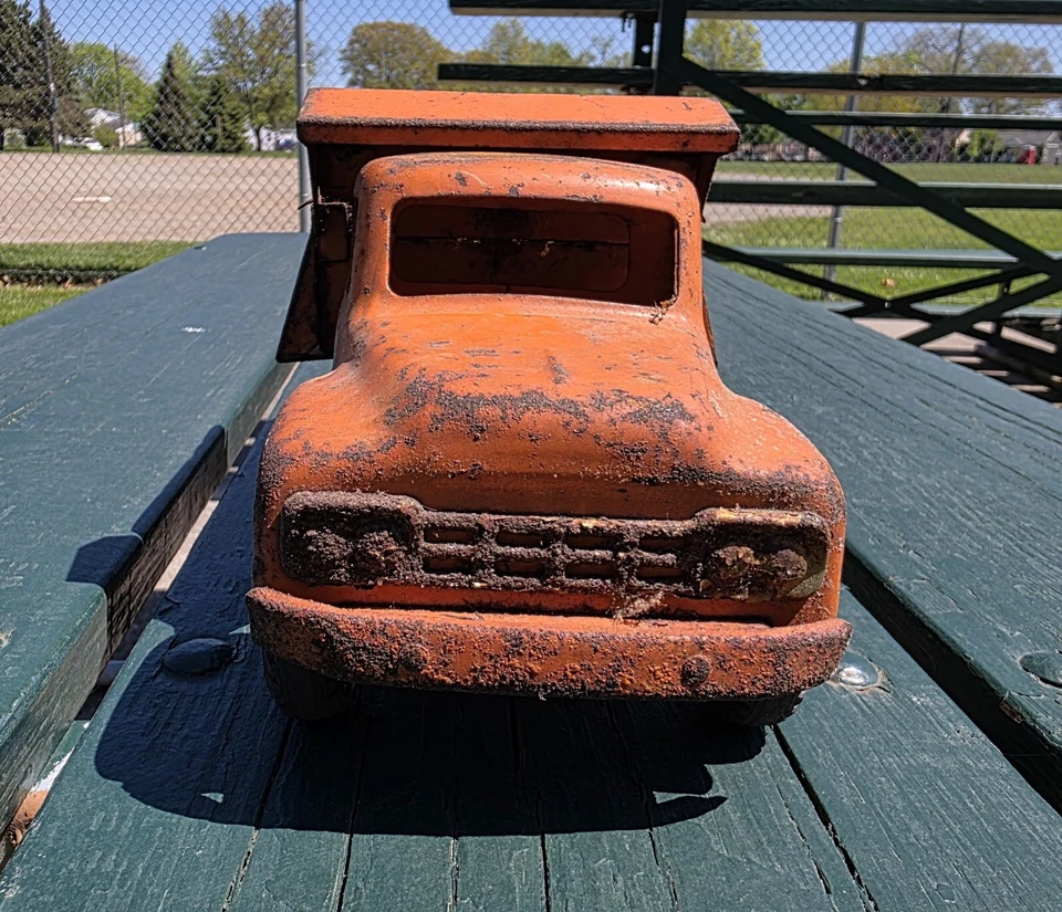 Camión de volteo hidráulico Ford F600 Buddy L 1958 de colección departamento de parques de acero prensado Foto 2 de 4