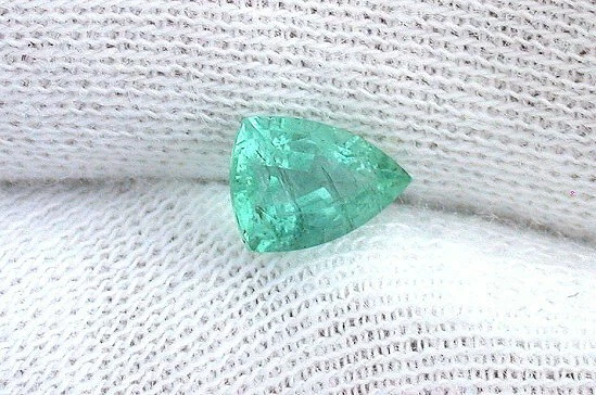 Esmeralda colombiana natural brillante de 0,65 quilates gema de trillón de piedras preciosas EBS4537 Foto 4 de 4