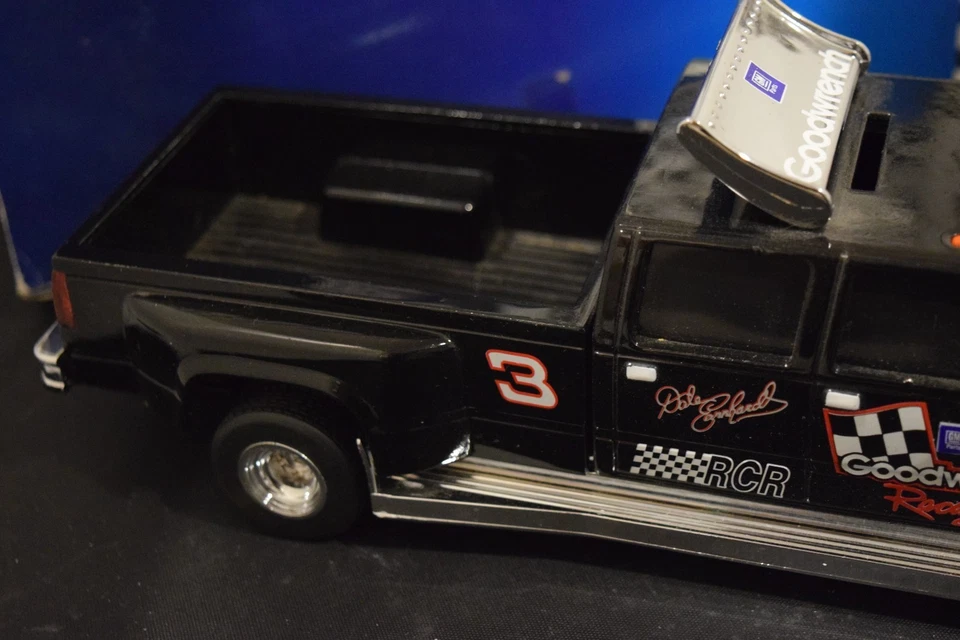 1995 Action Racing Platinum Series #3 Dale Earnhardt Goodwrench Dually Bank 1:24 - Image 3 of 4