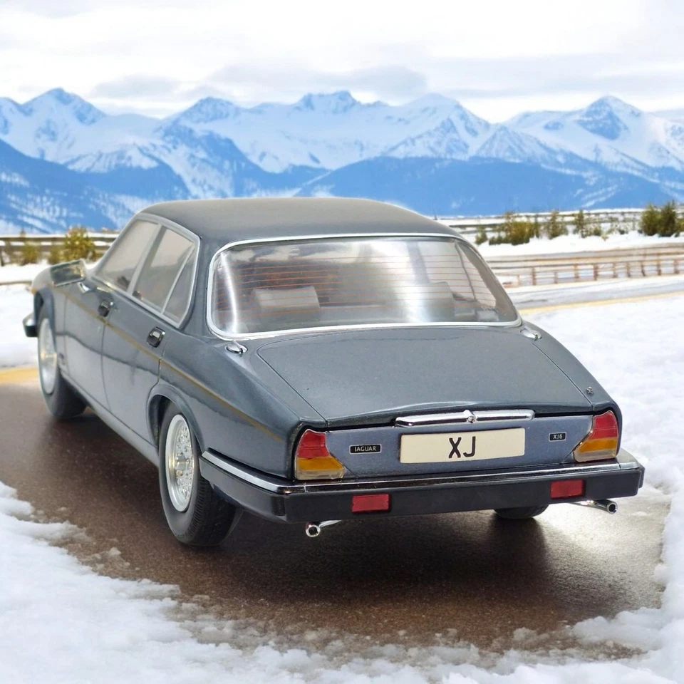 Jaguar XJ Series III 1979 grau Modellauto 1:18 MCG - Bild 4 von 4