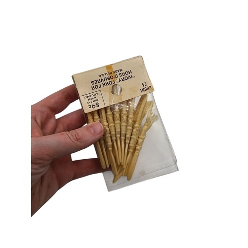 Lotto 24 forchette da cocktail vintage metà secolo in plastica beige marrone anni 50 - Foto 3 di 3