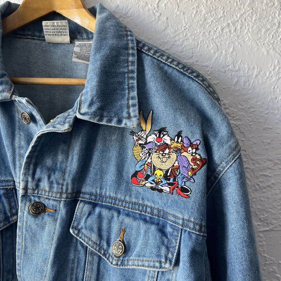 Jaqueta jeans vintage WB 90s Looney Tunes bordada média com estampa nas costas 1997 G - Imagem 4 de 4
