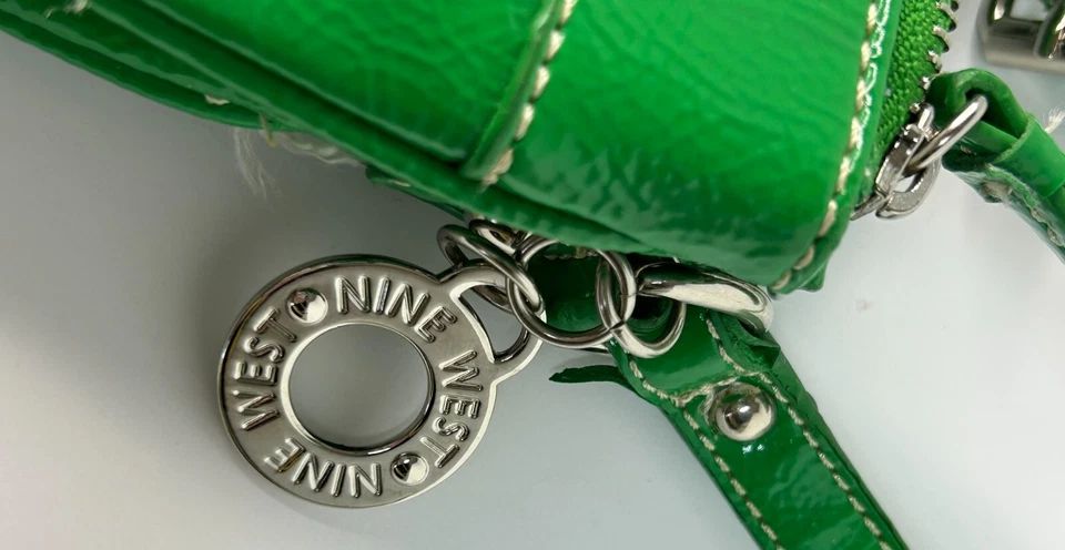 Bandolera Nine West VERDE charol bolsillos en abundancia St Patty Day imprescindible Foto 3 de 4
