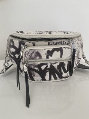 DKNY Gürteltasche in außergewöhnlichem Graffiti-Design.