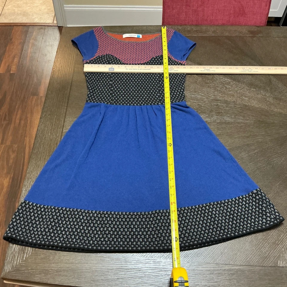 Vestido de malha Sparrow Anthropologie azul vermelho preto estampado carreira casual - Imagem 4 de 4