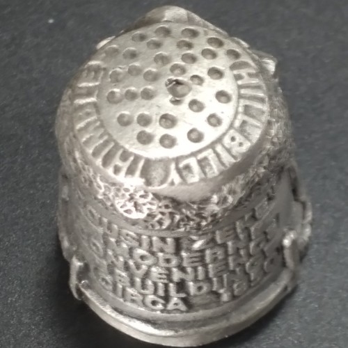 Primo Zeke OUTHOUSE Dedal Peltre NICHOLAS GISH Top Firmado Hillbilly Thimble - Imagen 5 de 8