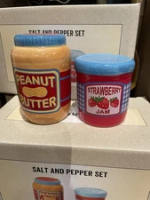 Cracker Barrel peanut butter and strawberry jam salt and pepper shaker set NIB
