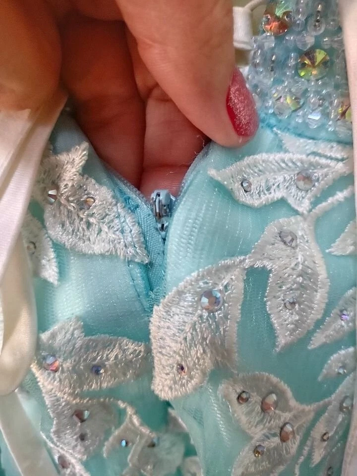 Hermoso Vestido de Baile Azul Claro con Encaje Blanco y Estrás Transparente Talla 12 Foto 4 de 4