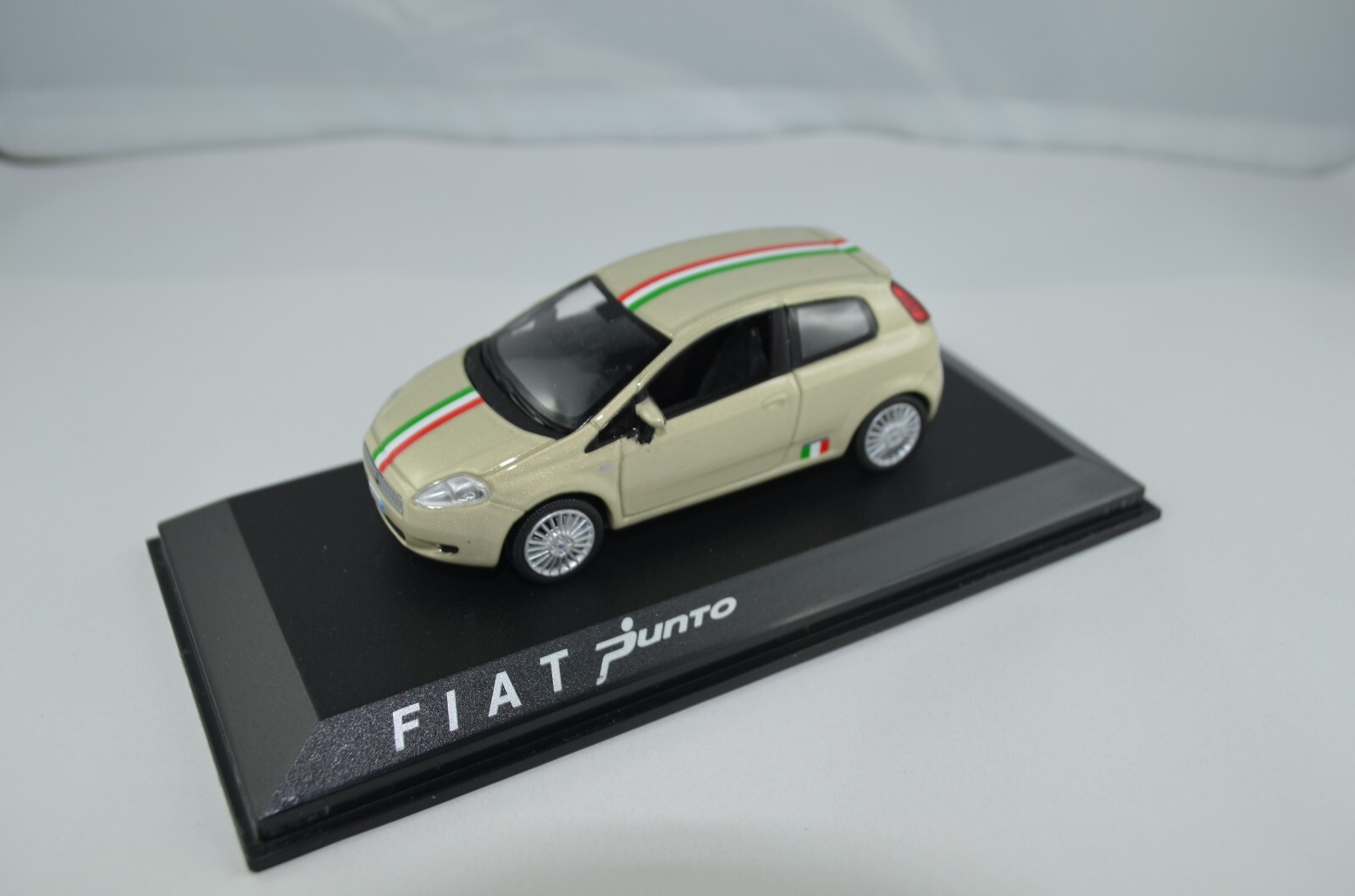Fiat Punto Norev décoration bureau voiture miniature drapeau italie