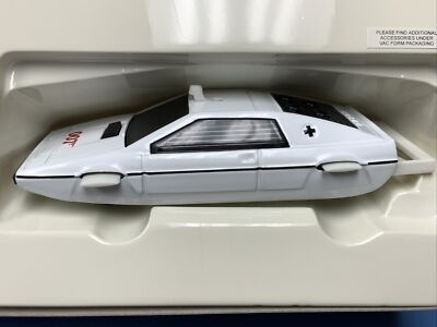 Corgi Classics 65001 Lotus Esprit & Jaws Figure Set James Bond