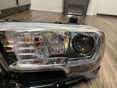 39chさま Toyota Tacoma OEM Stock headlights right passenger side, fit