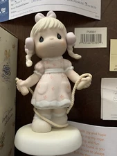 Precious Moments Figurine pm991 “Jumping For Joy” 1999 Members Only Figurine NEW