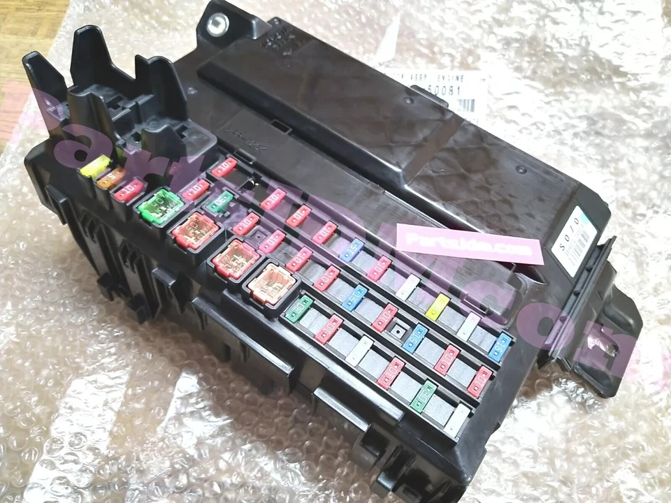 Bloque de conexiones relé de fusibles genuino Toyota Lexus LS460 LS600h sala de motores Foto 3 de 4