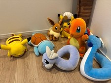 Juego de juguetes de peluche Pokemon Pikachu Captain Eevee Dratini Charizard Squirtle