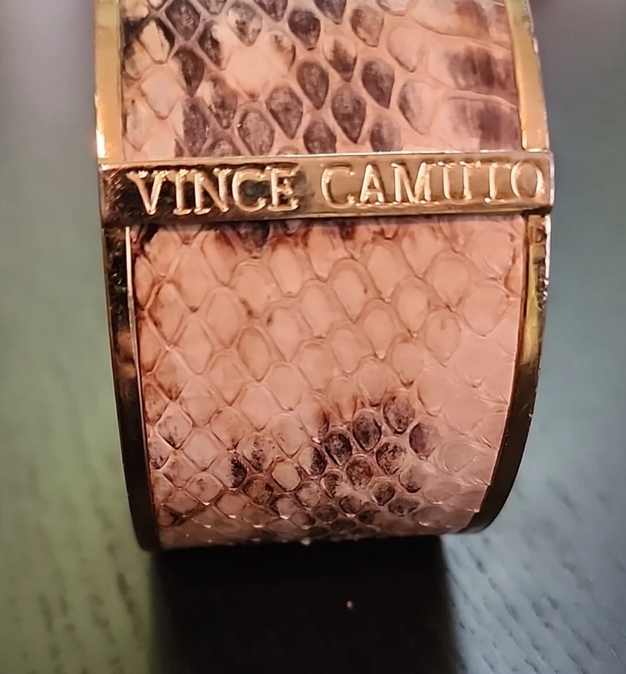 Pulsera Brazalete VINCE CAMUTO Estampado Serpiente Cuero Ancho Crema Marrón y Dorado Tono Foto 3 de 4