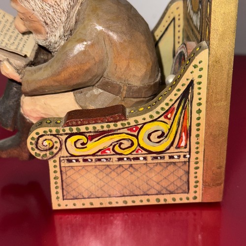 Troll gnomo vintage tallado a mano hermoso estado lectura en trono (inodoro) - Imagen 5 de 16