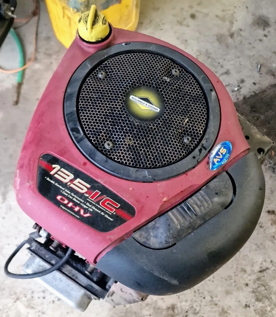 Ride on lawn mower 11.5 HP Briggs and Stratton Petrol Engine i/c red