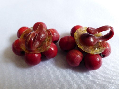 VTG Red beads cluster celluloid plastic clip earrings Old - Afbeelding 5 van 7