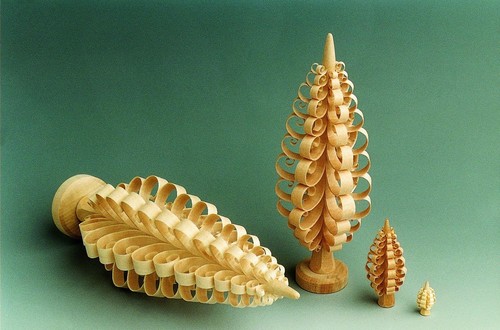 Piramide Natalizia In Legno BRUBAKER - 3 Piani Con Figure Dipinte A Mano - Alta 45 Cm - Edizione Limitata