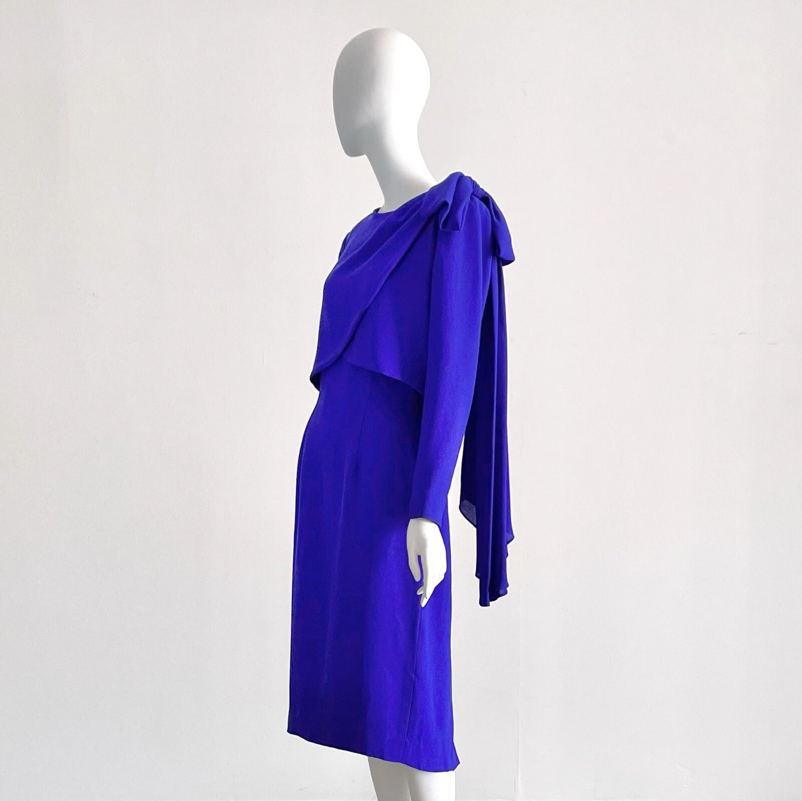 Robe vintage années 1980 Christian Dior indigo arc asymétrique épaulettes