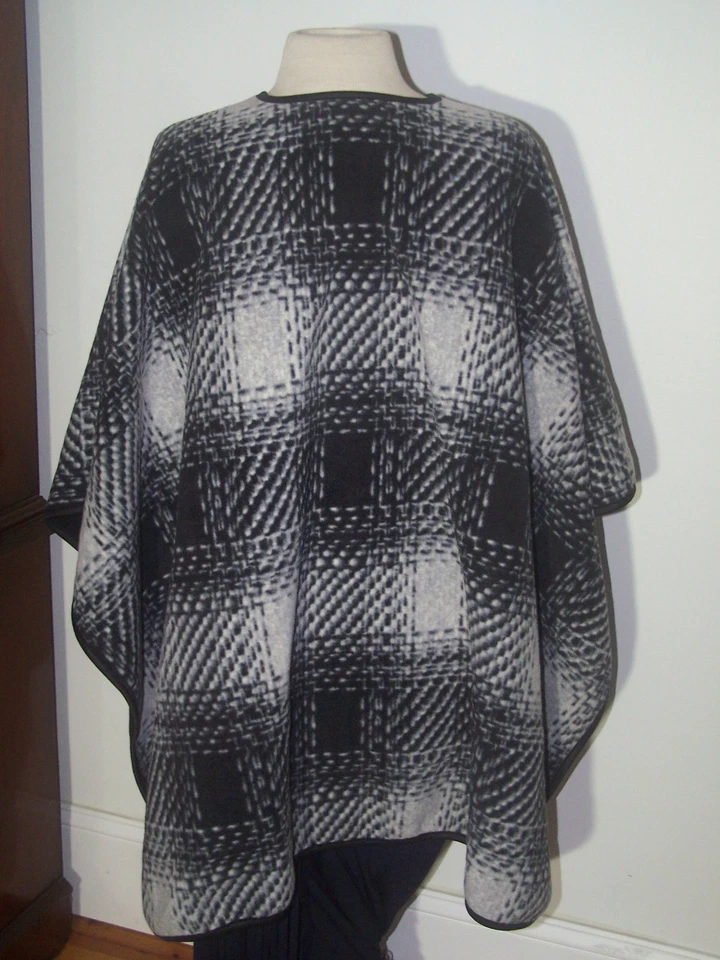 IKE BWHAR BLACK/WHITE REVERSIBLE FLEECE PONCHO SZ OS - Image 3 of 4
