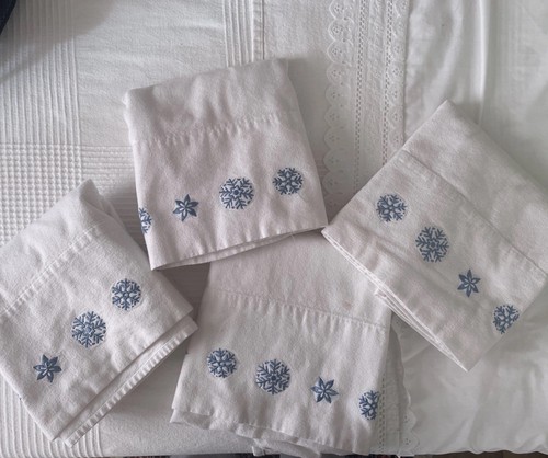 Lot (4) JC Penney Flannel White With Blue Snowflakes Standard Pillowcases