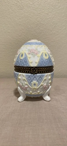 Decorative egg box
