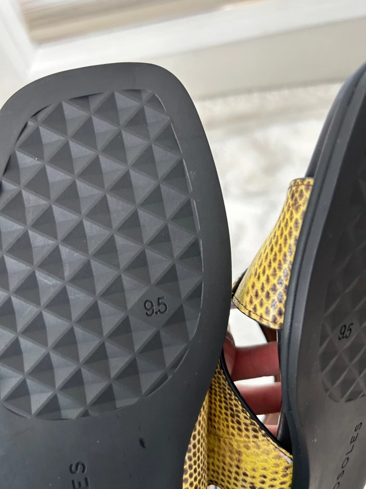 NWT Aerosoles Women's Size 9.5 Yellow and Black Flat Sandals - Image 4 of 4