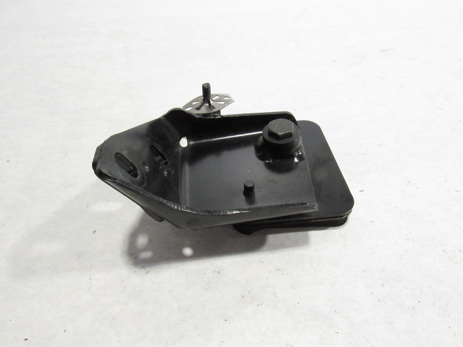 15-19 Ferrari 488 Spider 2017 Right Center Fuel Tank Retainer Mount Bracket ;@2